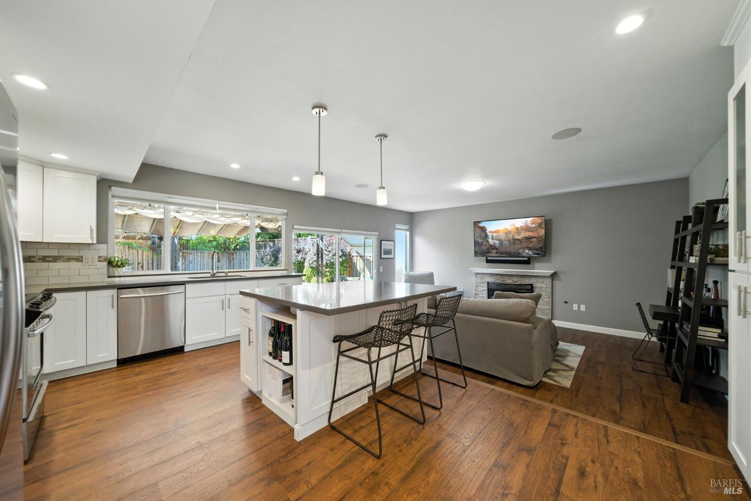 Detail Gallery Image 4 of 37 For 5332 Santa Teresa Ave, Santa Rosa,  CA 95409 - 4 Beds | 2 Baths