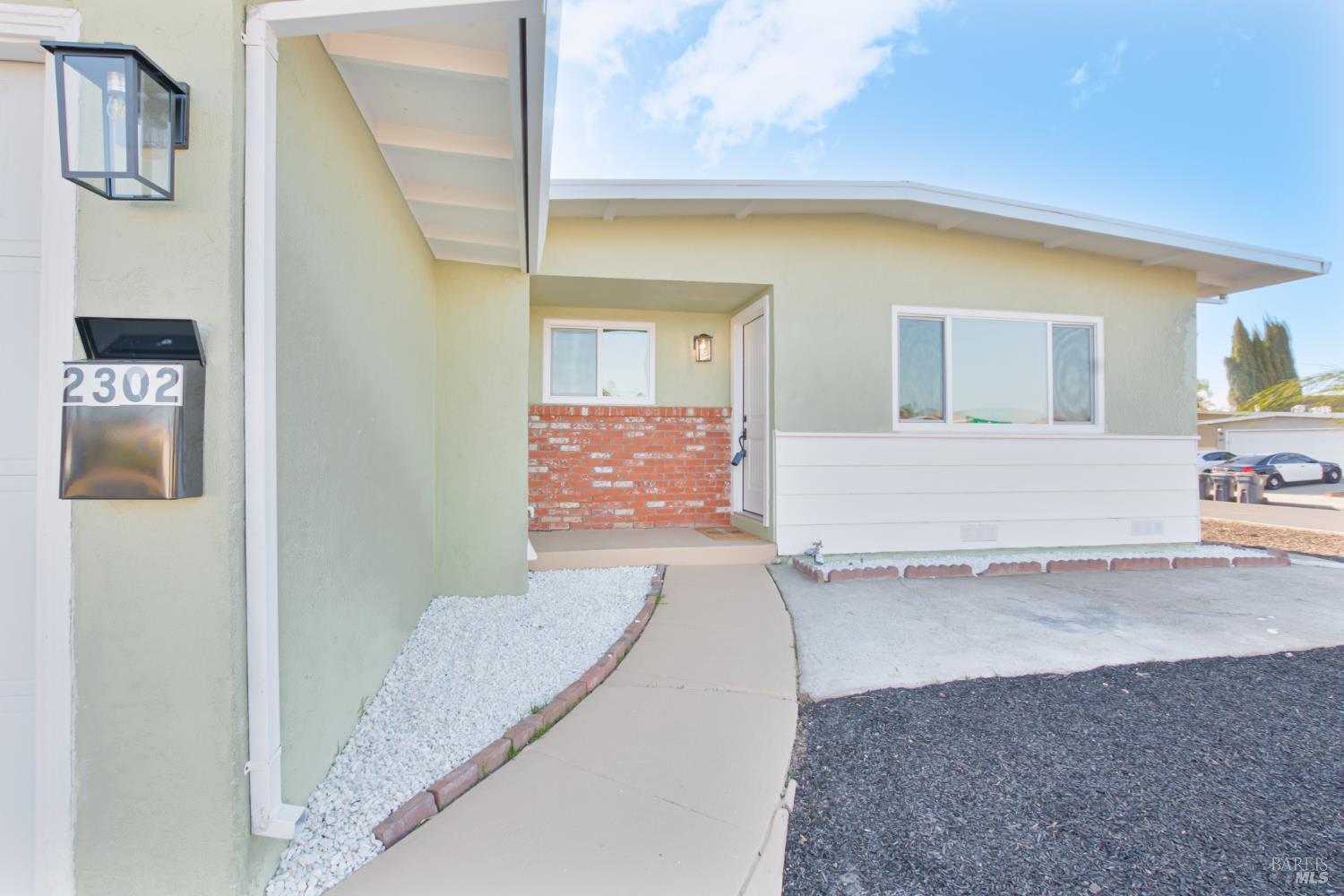 Detail Gallery Image 3 of 26 For 2302 Santa Rosa Dr, Fairfield,  CA 94533 - 3 Beds | 2 Baths