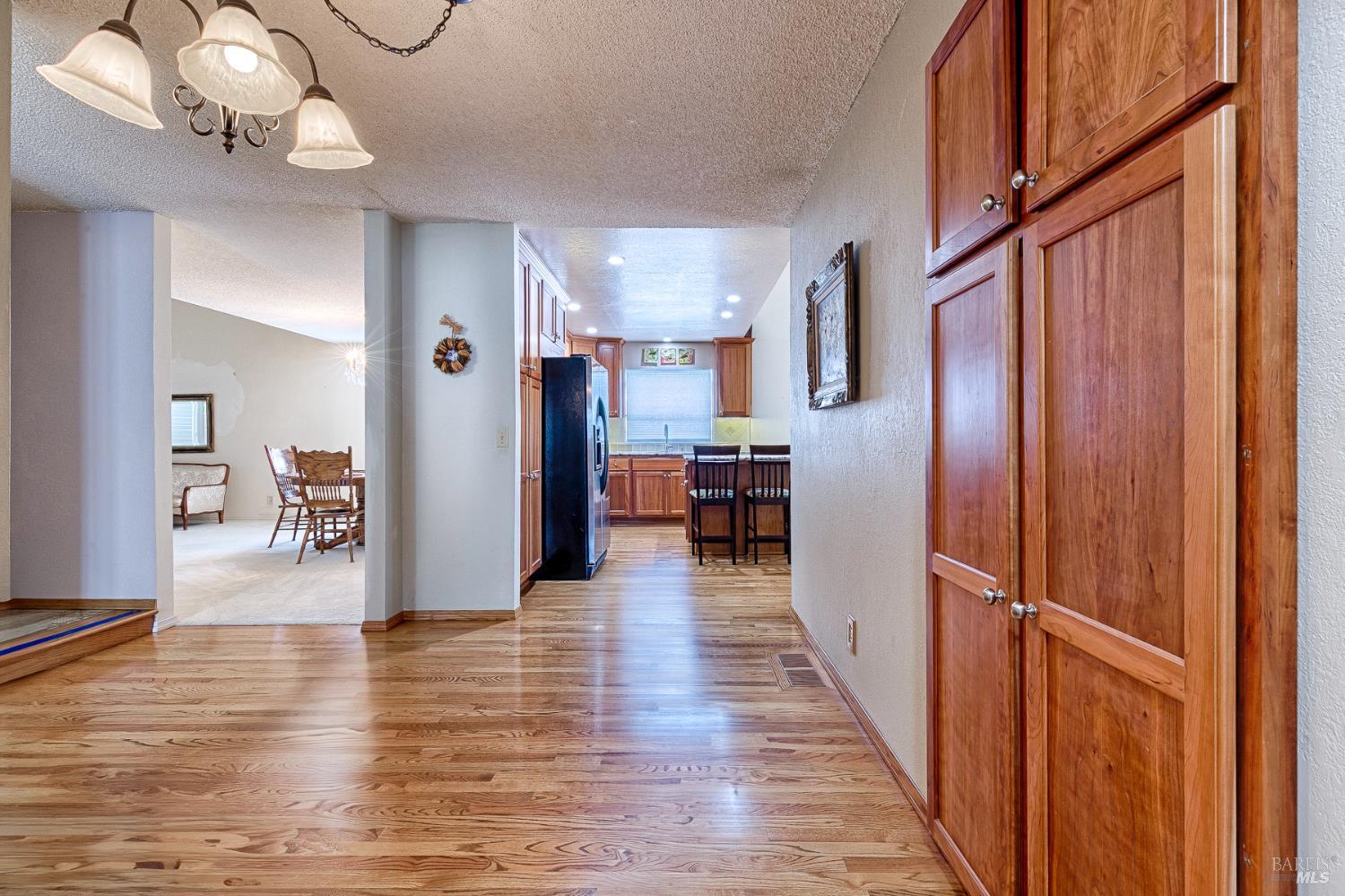 Detail Gallery Image 9 of 50 For 615 Montclair Dr, Santa Rosa,  CA 95409 - 3 Beds | 2 Baths