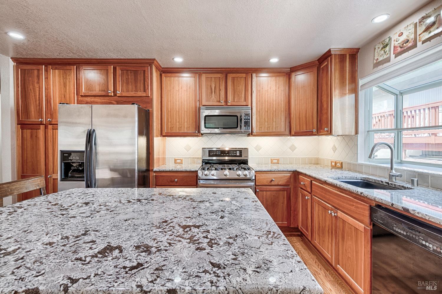 Detail Gallery Image 13 of 50 For 615 Montclair Dr, Santa Rosa,  CA 95409 - 3 Beds | 2 Baths
