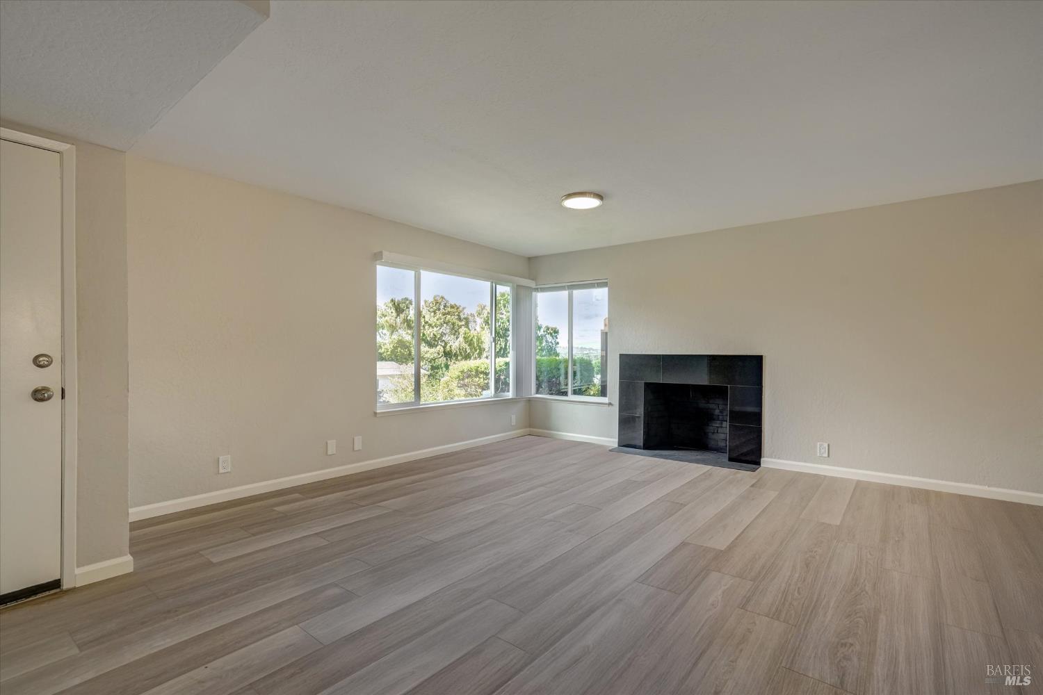 Detail Gallery Image 6 of 40 For 124 Evergreen Way, Vallejo,  CA 94591 - 4 Beds | 2/1 Baths