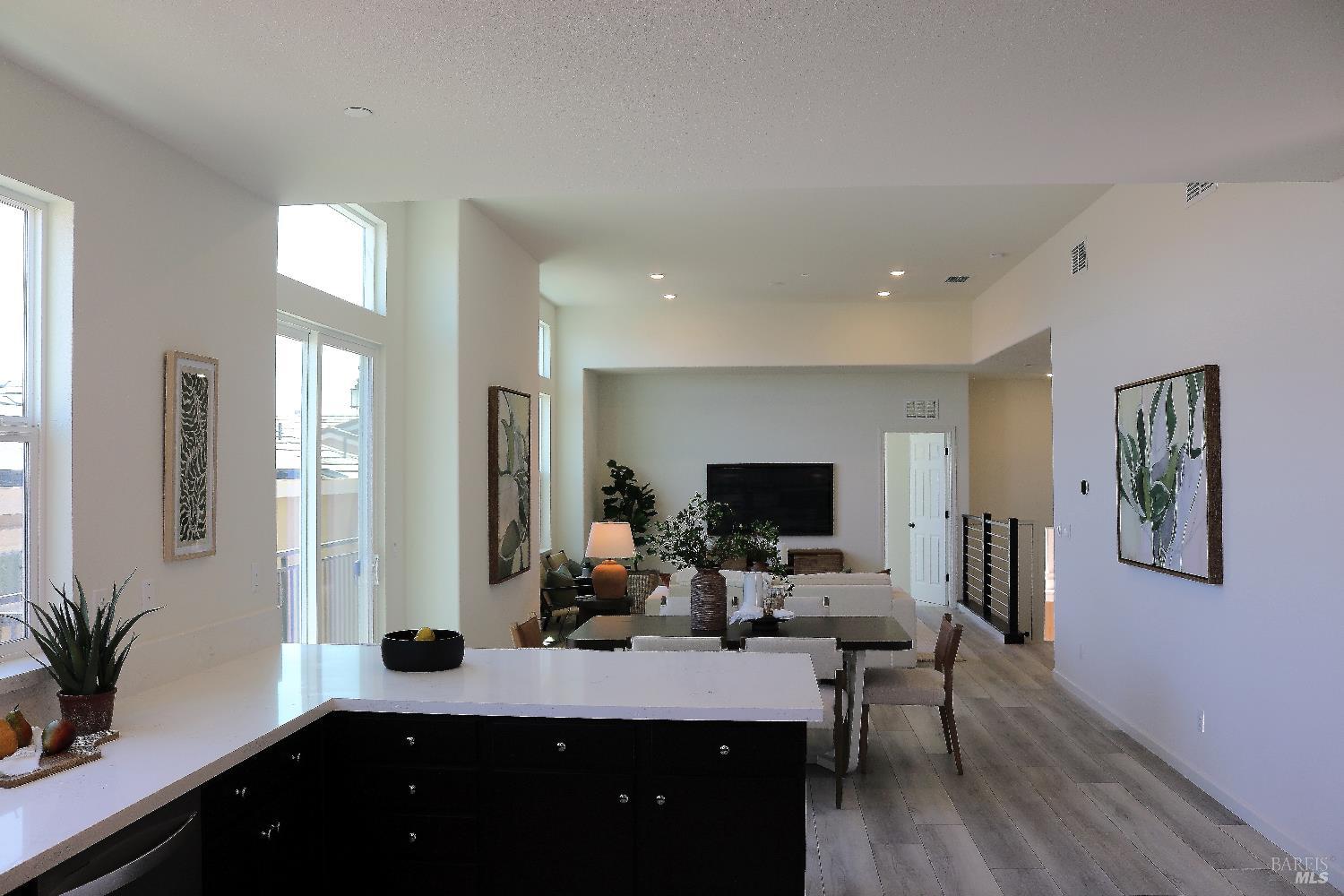 Detail Gallery Image 6 of 32 For 2 Topaz Ct, Petaluma,  CA 94952 - 3 Beds | 3 Baths
