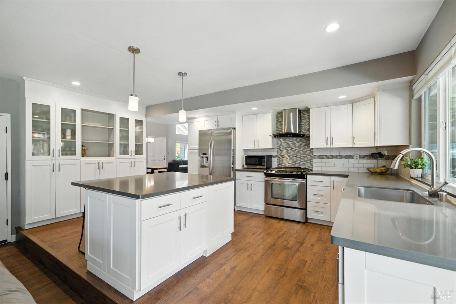 Detail Gallery Image 5 of 37 For 5332 Santa Teresa Ave, Santa Rosa,  CA 95409 - 4 Beds | 2 Baths
