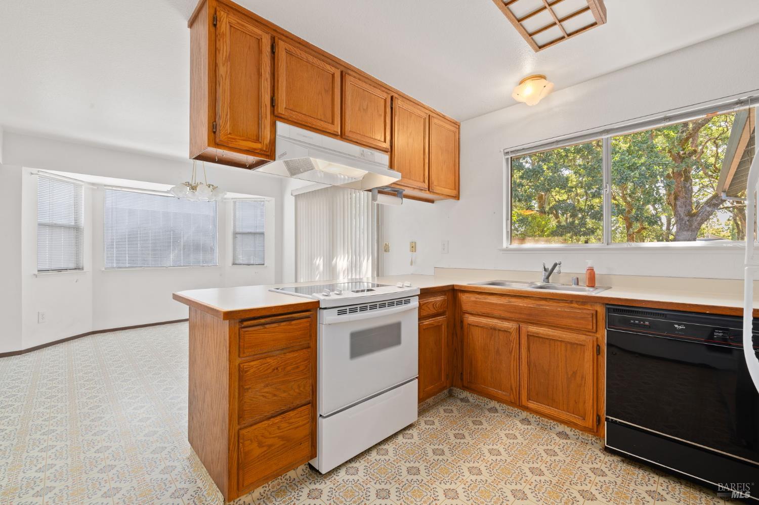 Detail Gallery Image 11 of 35 For 948 Ventnor Ave, Windsor,  CA 95492 - 3 Beds | 2 Baths