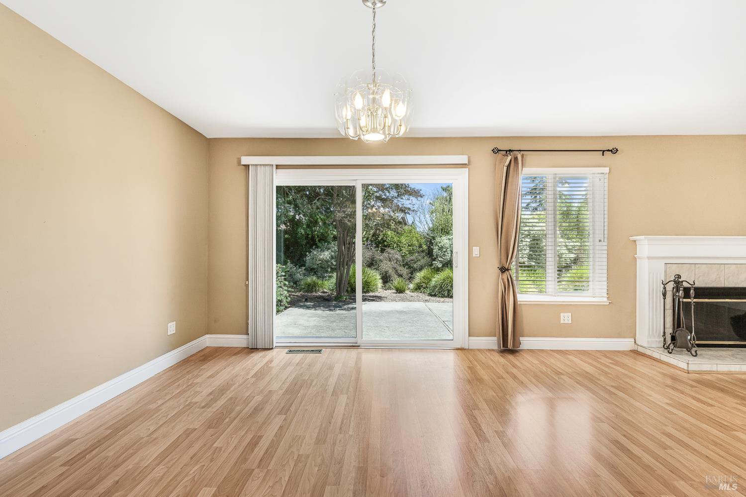 Detail Gallery Image 8 of 52 For 160 Oak Shadow Dr, Santa Rosa,  CA 95409 - 3 Beds | 2 Baths