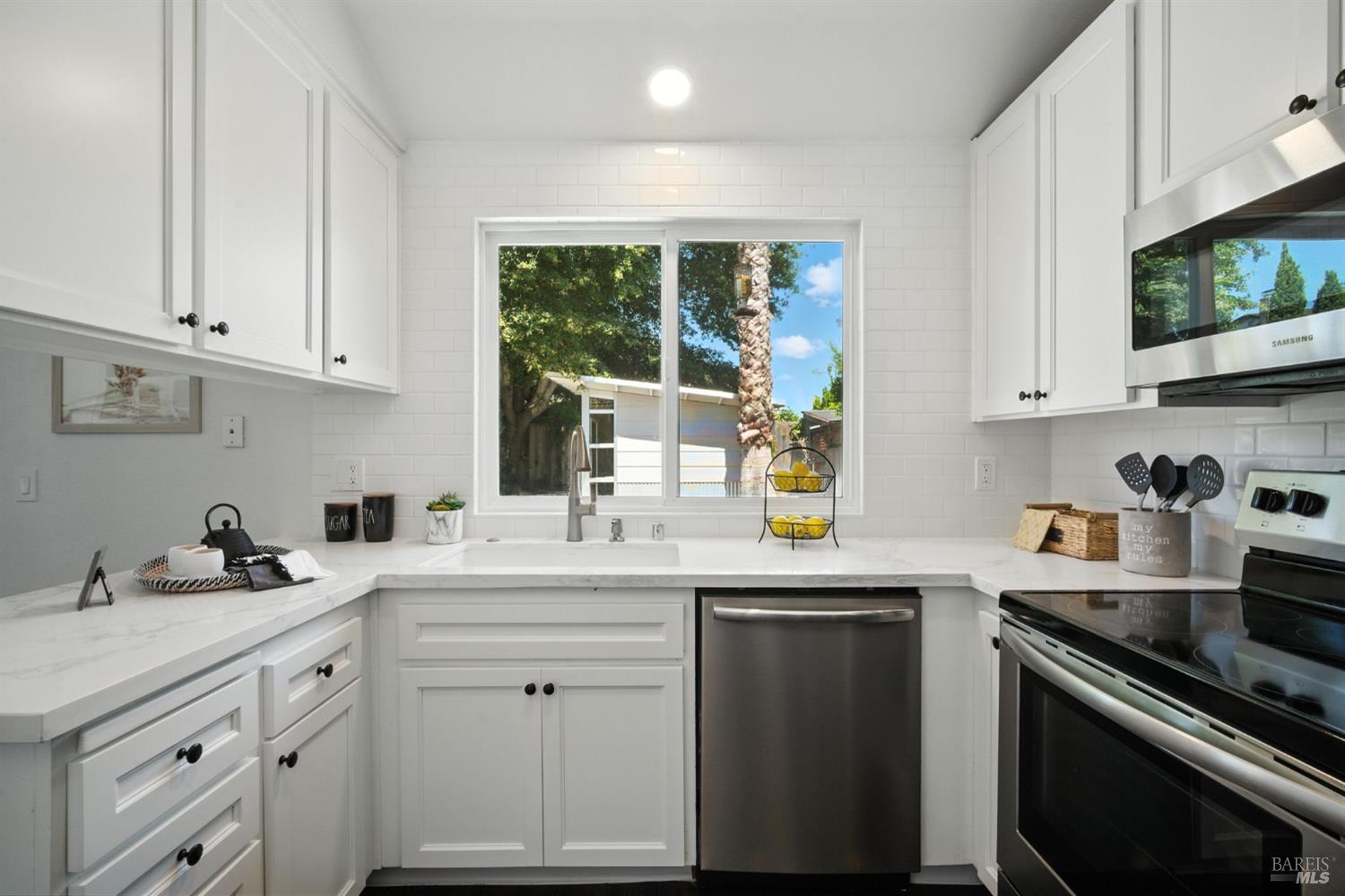 Detail Gallery Image 8 of 32 For 104 Banff Way, Petaluma,  CA 94954 - 4 Beds | 2/1 Baths