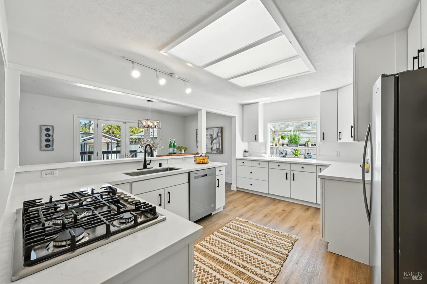 Detail Gallery Image 11 of 41 For 15 Arbor Cir, Novato,  CA 94947 - 5 Beds | 3 Baths