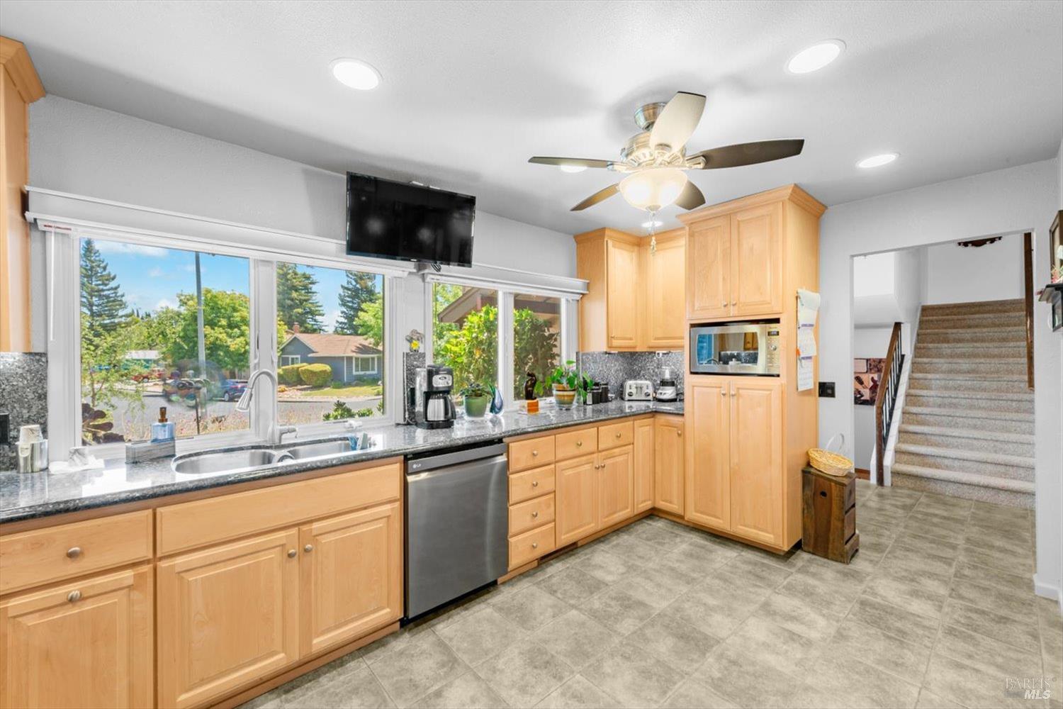 Detail Gallery Image 5 of 72 For 3451 Astoria Cir, Fairfield,  CA 94534 - 5 Beds | 3/1 Baths