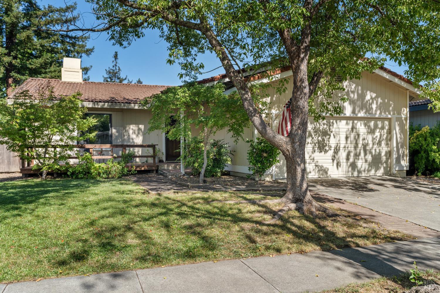 Detail Gallery Image 4 of 15 For 348 Almond Way, Healdsburg,  CA 95448 - 3 Beds | 2 Baths