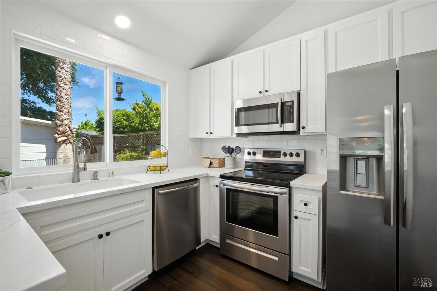 Detail Gallery Image 7 of 32 For 104 Banff Way, Petaluma,  CA 94954 - 4 Beds | 2/1 Baths