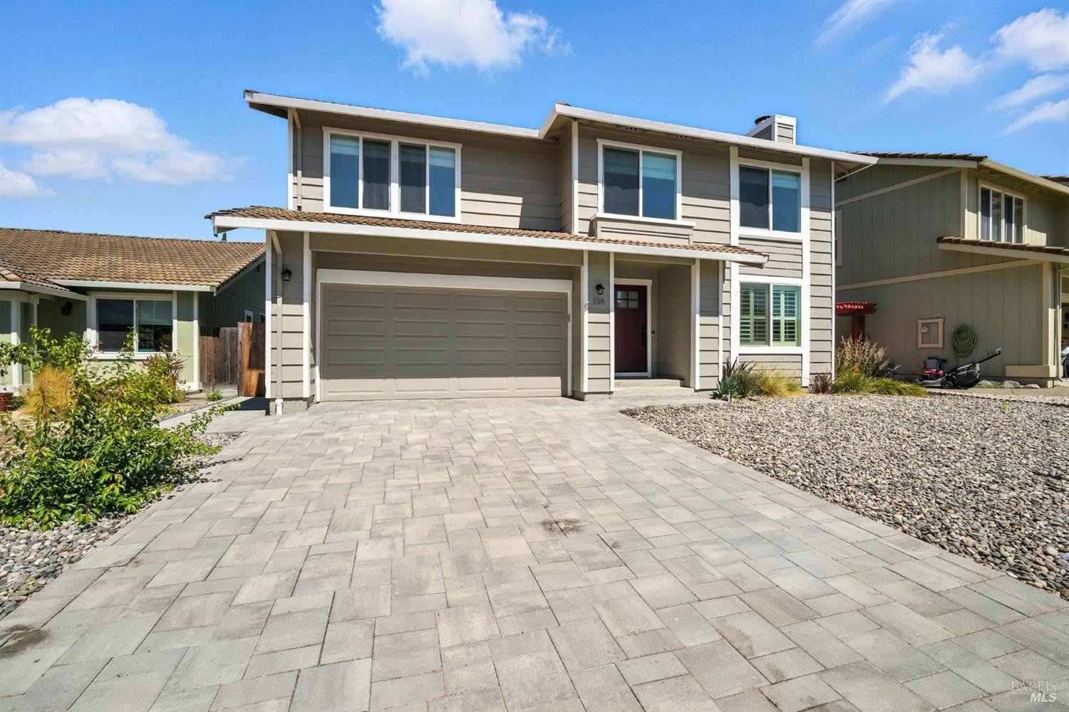 Detail Gallery Image 2 of 32 For 104 Banff Way, Petaluma,  CA 94954 - 4 Beds | 2/1 Baths