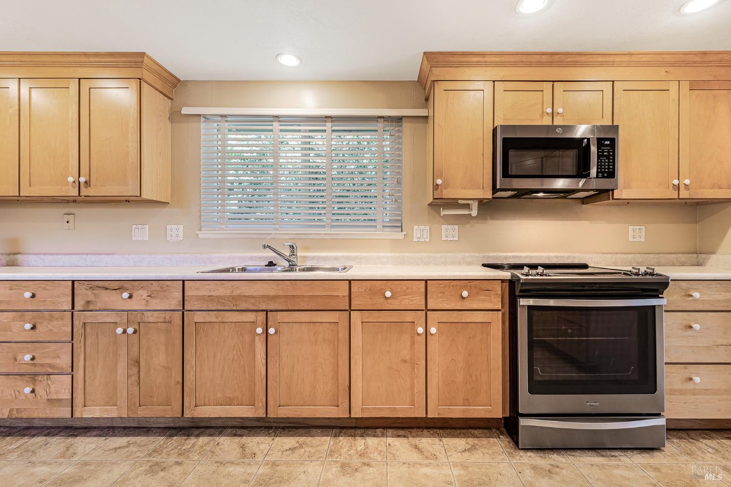 Detail Gallery Image 12 of 52 For 160 Oak Shadow Dr, Santa Rosa,  CA 95409 - 3 Beds | 2 Baths