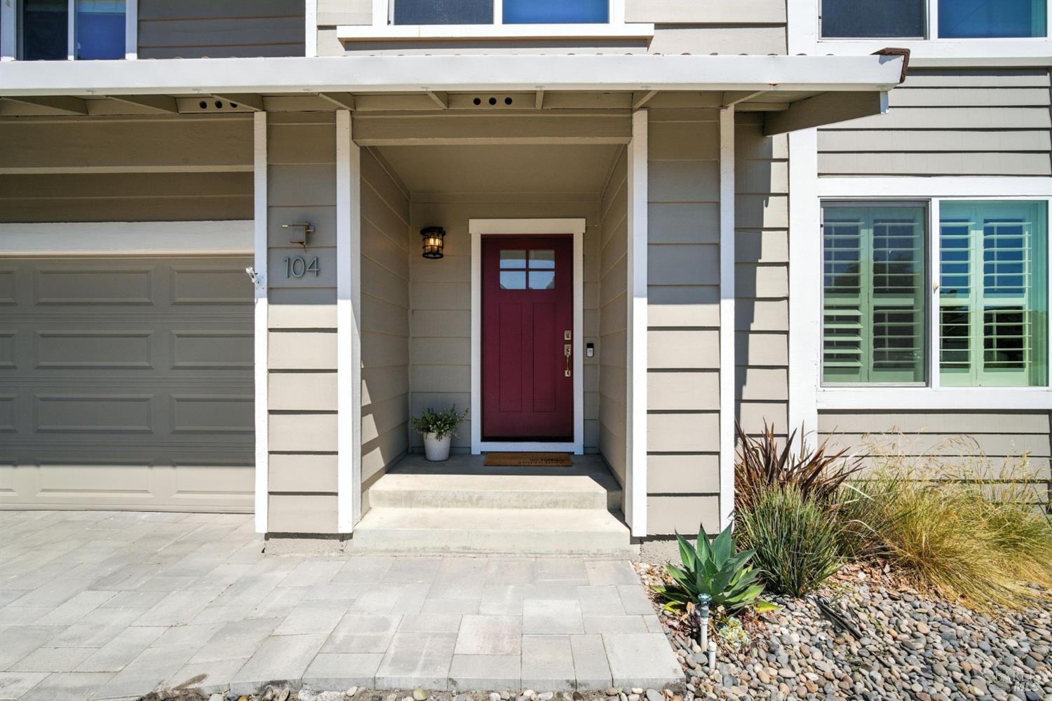 Detail Gallery Image 3 of 32 For 104 Banff Way, Petaluma,  CA 94954 - 4 Beds | 2/1 Baths