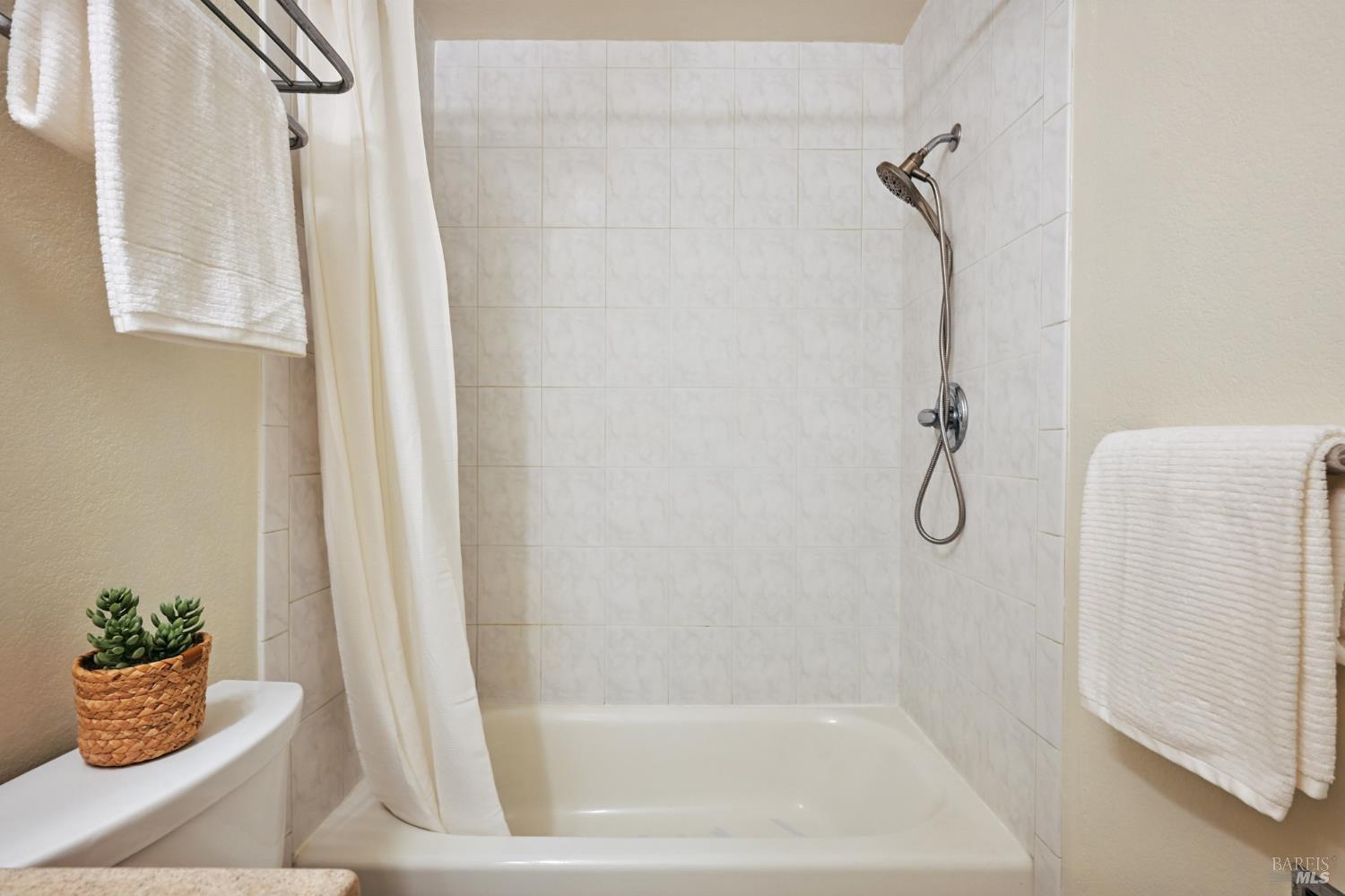 Detail Gallery Image 36 of 52 For 4777 Fairway Dr, Rohnert Park,  CA 94928 - 4 Beds | 2 Baths