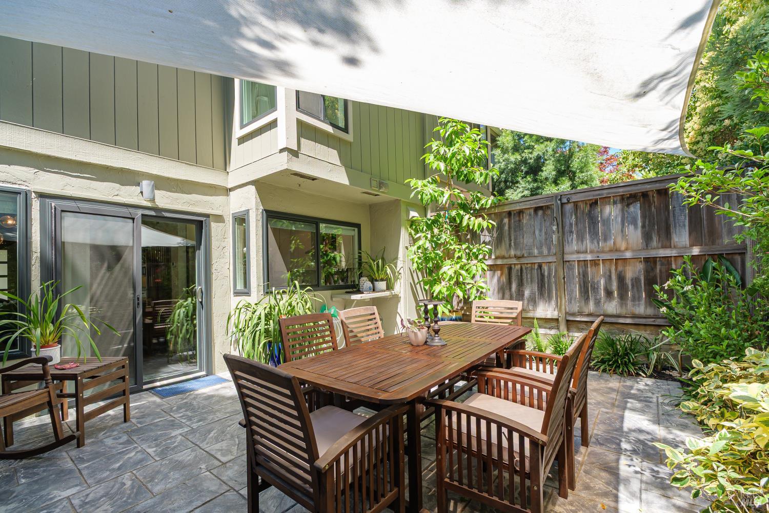 Detail Gallery Image 4 of 30 For 86 Sequoia Glen Ln, Novato,  CA 94947 - 2 Beds | 1/1 Baths