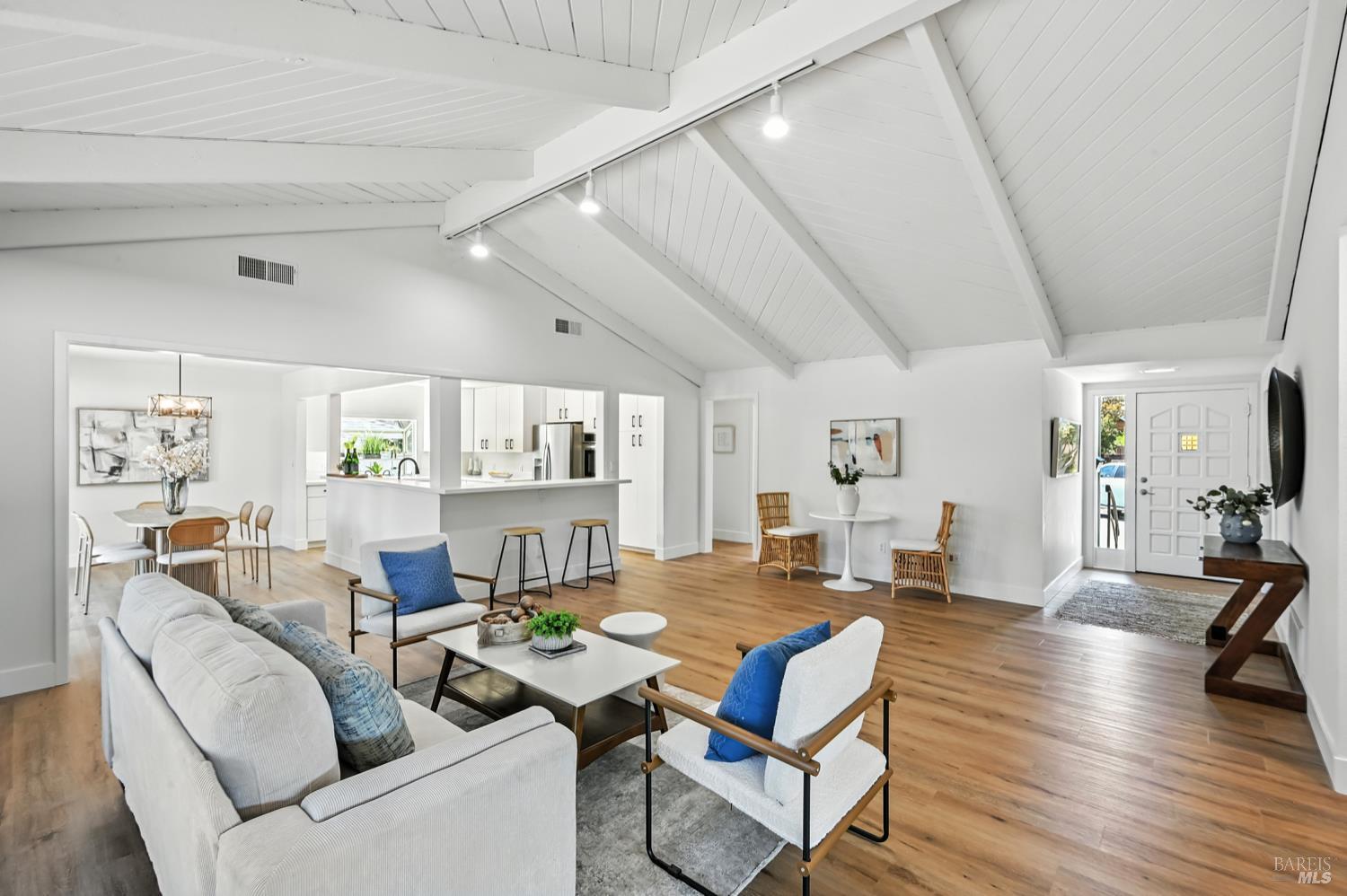 Detail Gallery Image 8 of 41 For 15 Arbor Cir, Novato,  CA 94947 - 5 Beds | 3 Baths