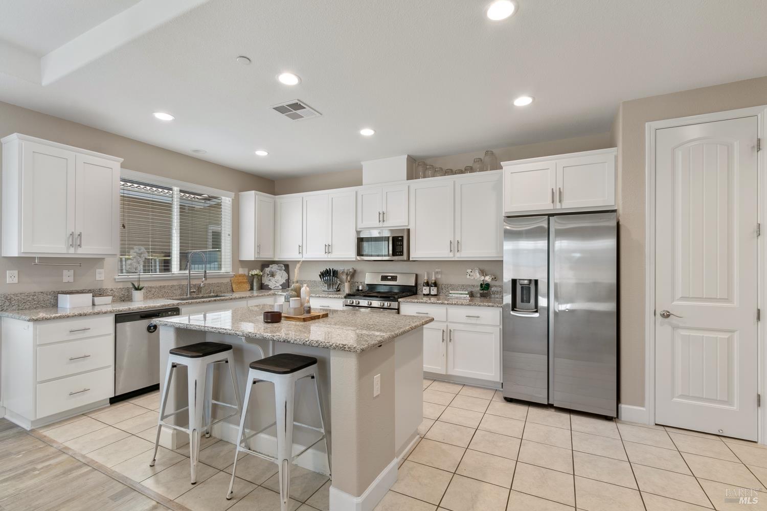 Detail Gallery Image 8 of 38 For 1001 Swift Ct, Vacaville,  CA 95688 - 4 Beds | 2 Baths