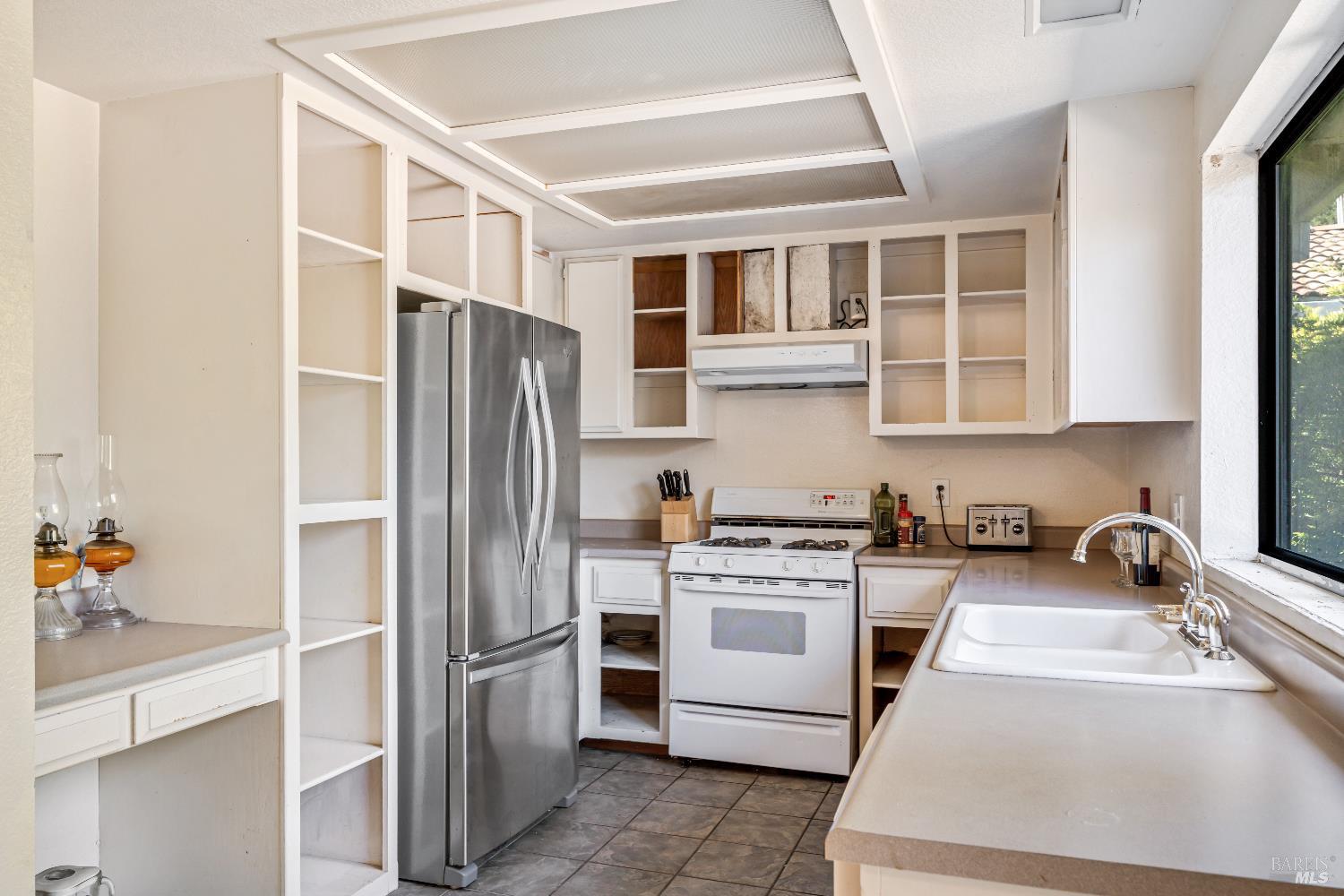 Detail Gallery Image 10 of 15 For 348 Almond Way, Healdsburg,  CA 95448 - 3 Beds | 2 Baths