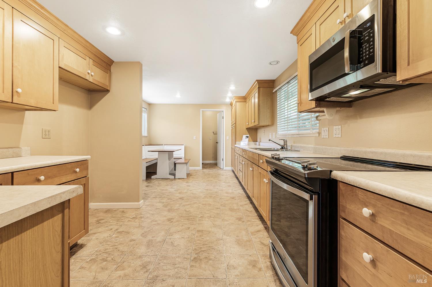 Detail Gallery Image 9 of 52 For 160 Oak Shadow Dr, Santa Rosa,  CA 95409 - 3 Beds | 2 Baths