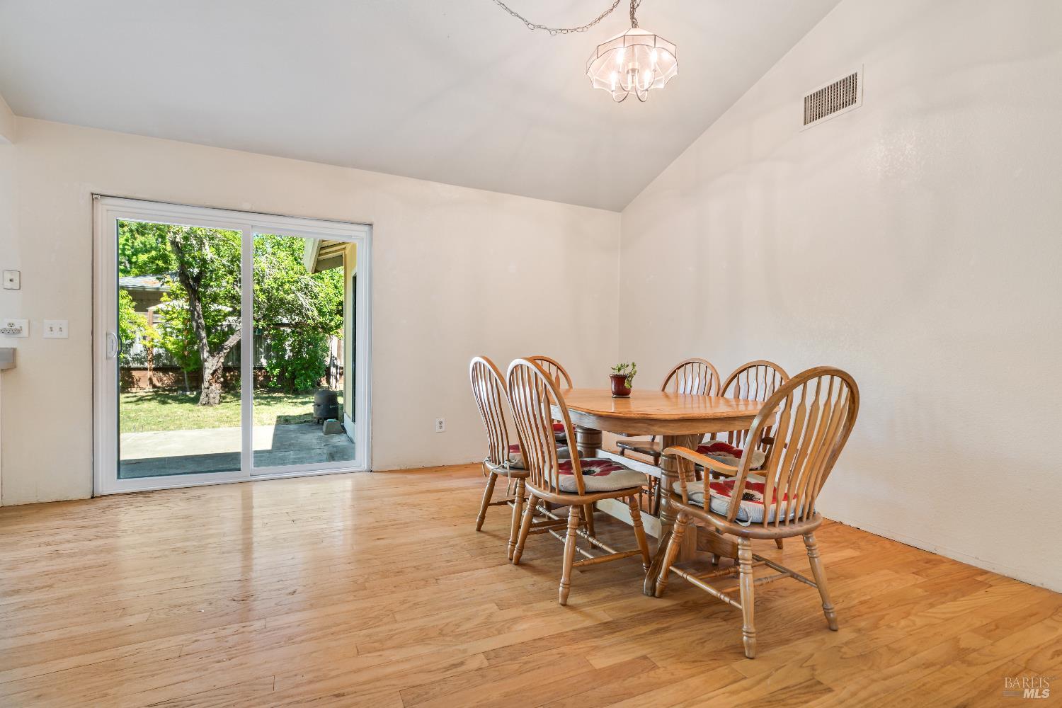 Detail Gallery Image 9 of 15 For 348 Almond Way, Healdsburg,  CA 95448 - 3 Beds | 2 Baths
