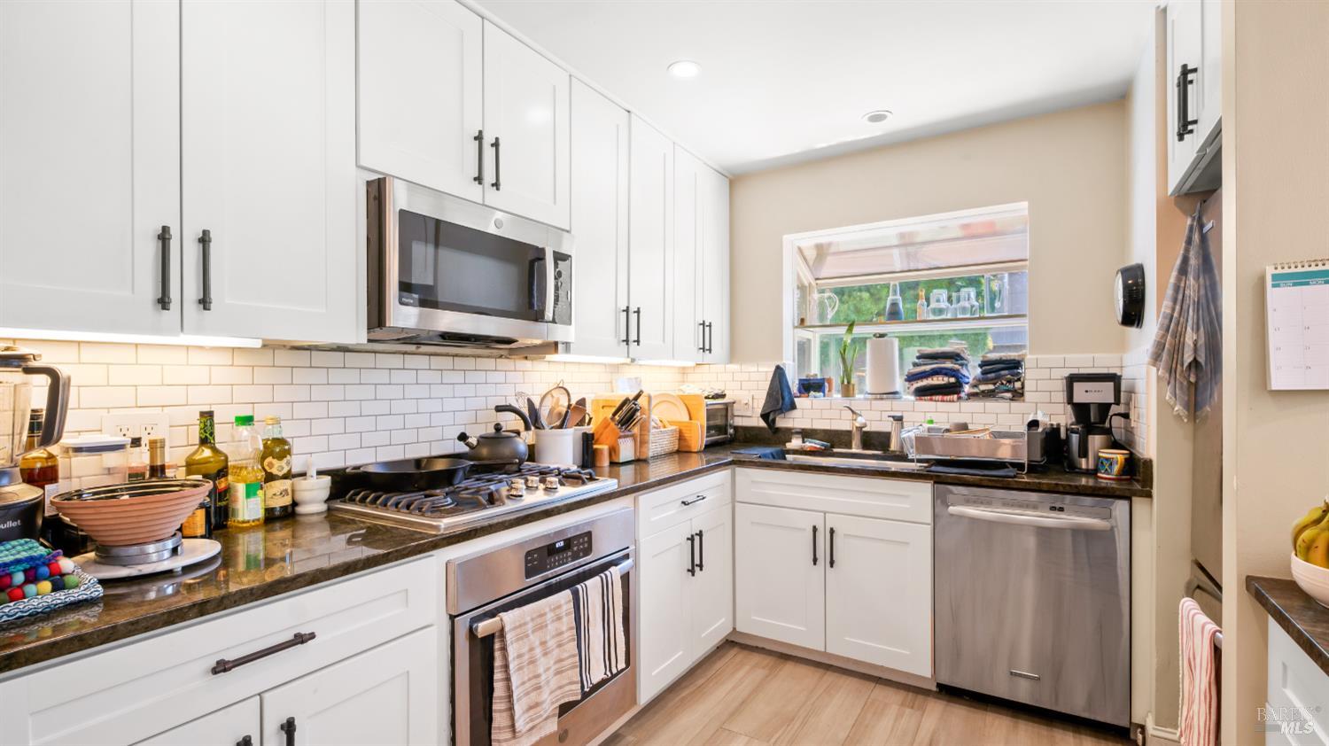 Detail Gallery Image 11 of 33 For 8190 Woodland Hills Dr, Cotati,  CA 94931 - 3 Beds | 2 Baths