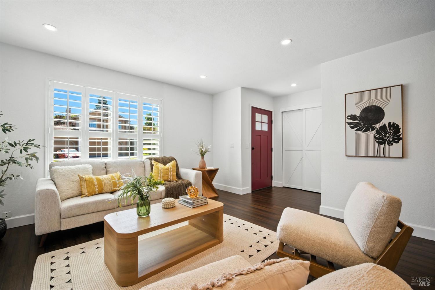 Detail Gallery Image 4 of 32 For 104 Banff Way, Petaluma,  CA 94954 - 4 Beds | 2/1 Baths