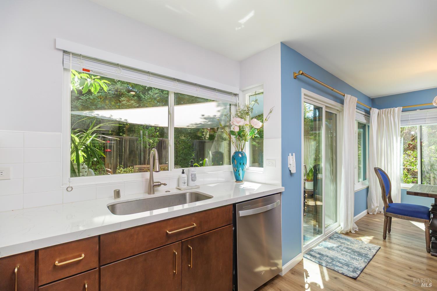 Detail Gallery Image 3 of 30 For 86 Sequoia Glen Ln, Novato,  CA 94947 - 2 Beds | 1/1 Baths
