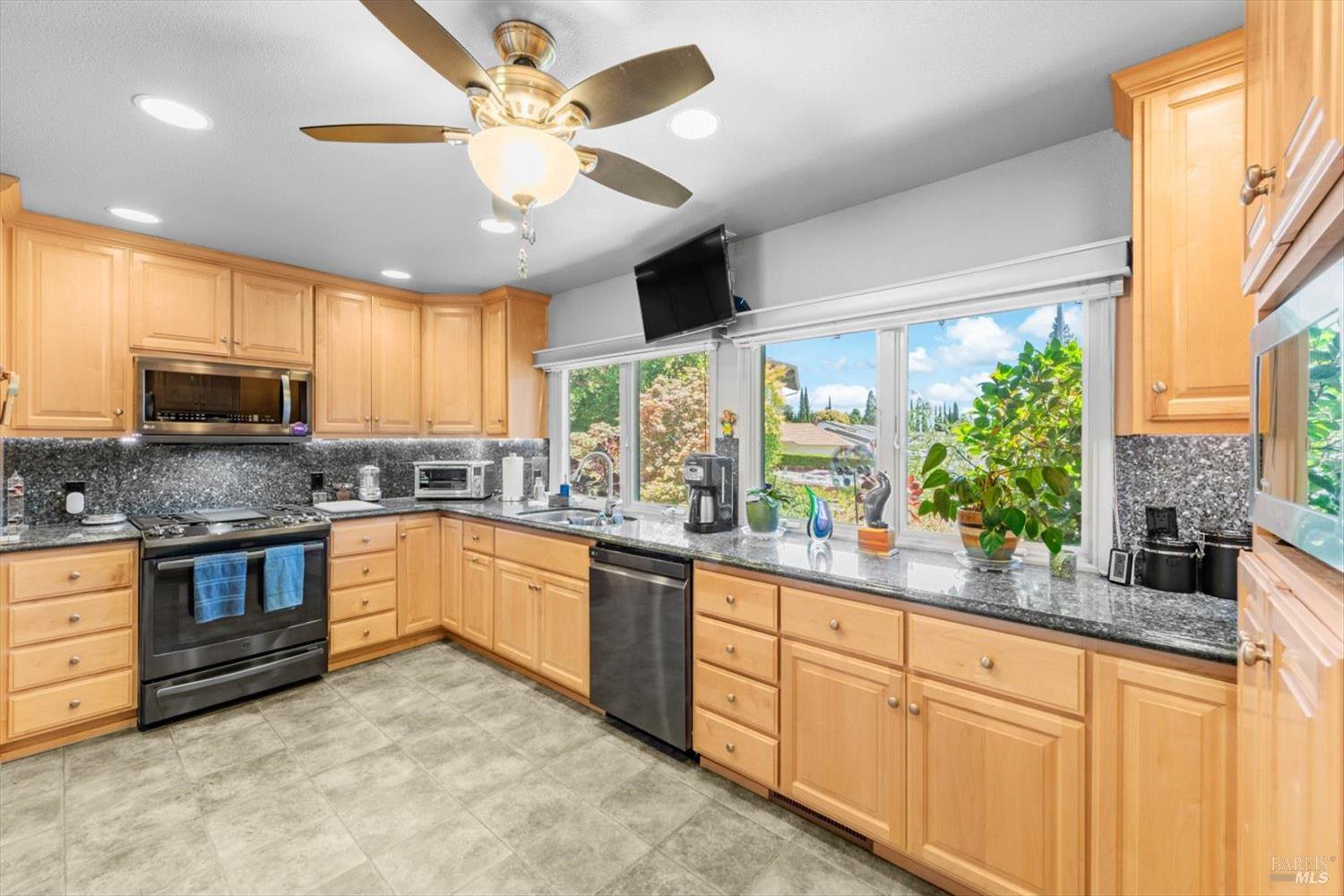 Detail Gallery Image 4 of 72 For 3451 Astoria Cir, Fairfield,  CA 94534 - 5 Beds | 3/1 Baths