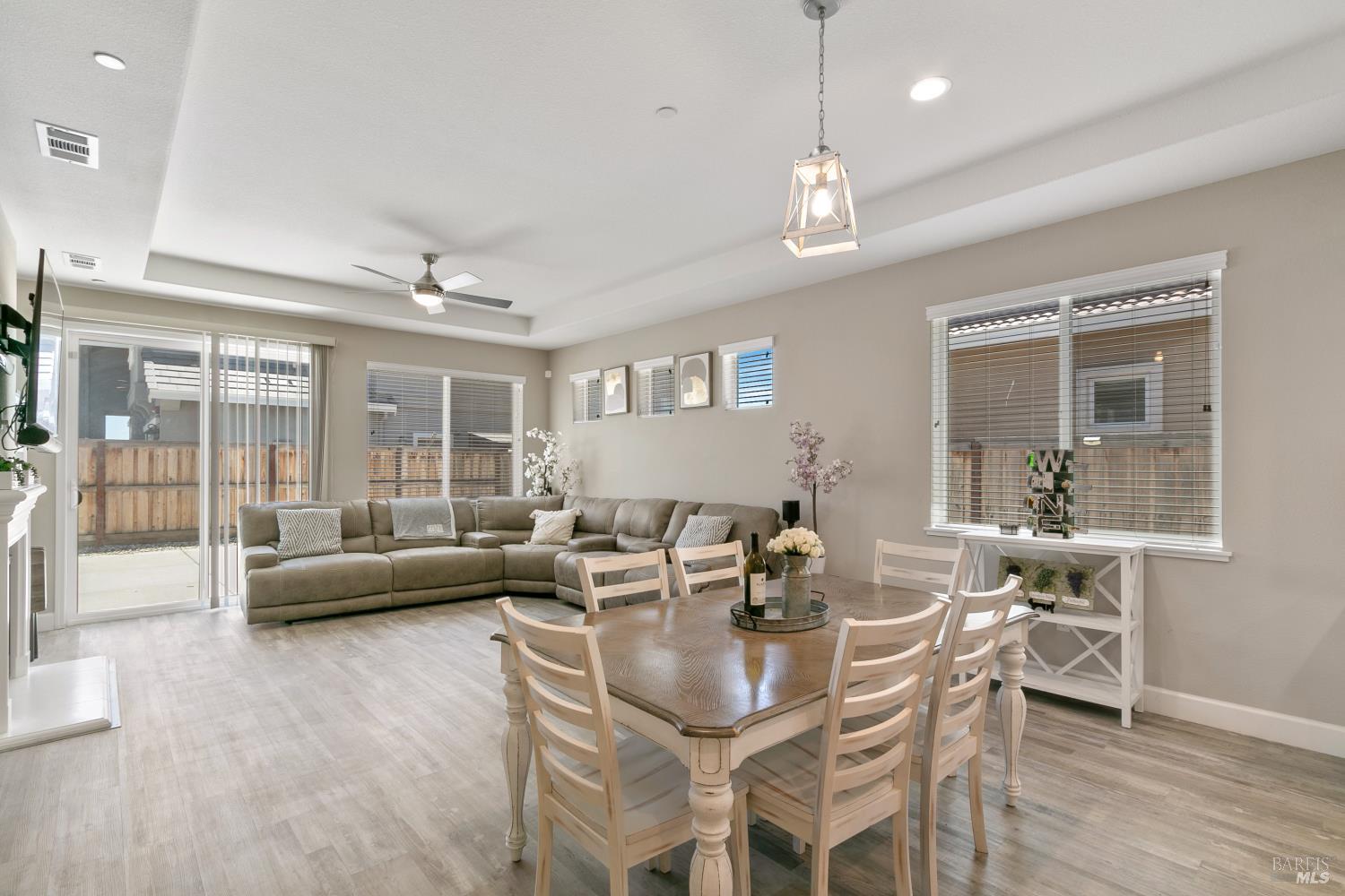 Detail Gallery Image 10 of 38 For 1001 Swift Ct, Vacaville,  CA 95688 - 4 Beds | 2 Baths