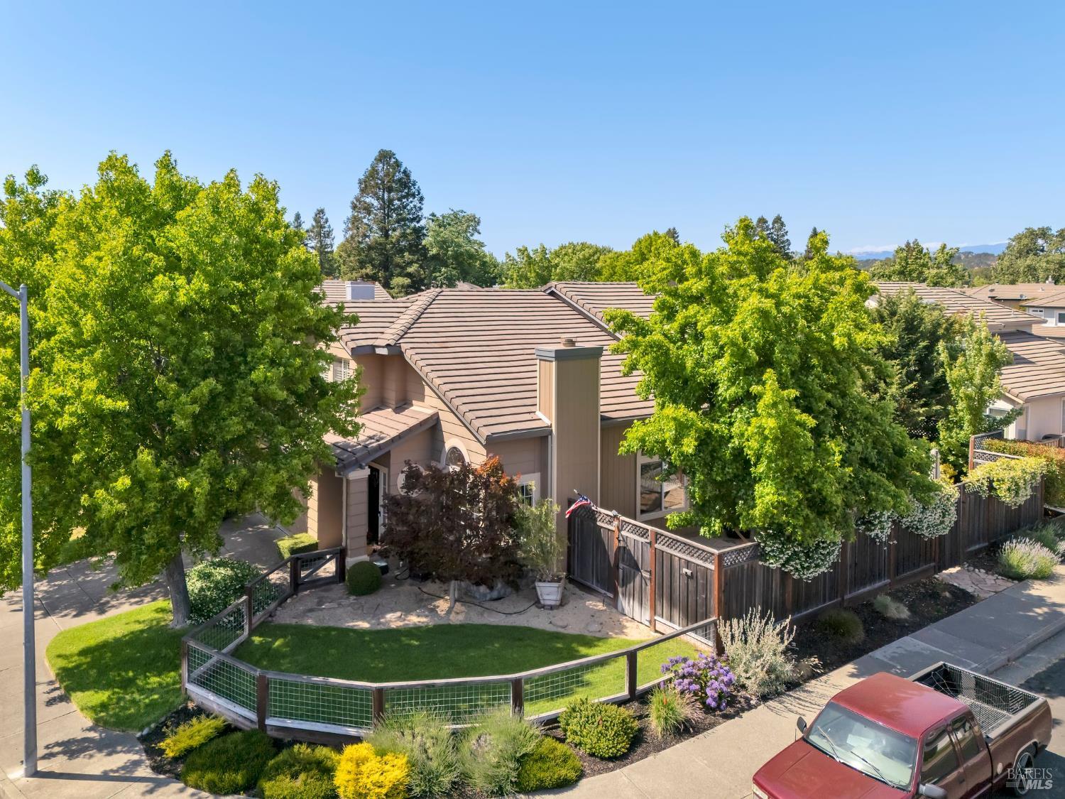 Detail Gallery Image 3 of 53 For 141 Flametree Cir, Windsor,  CA 95492 - 4 Beds | 3 Baths