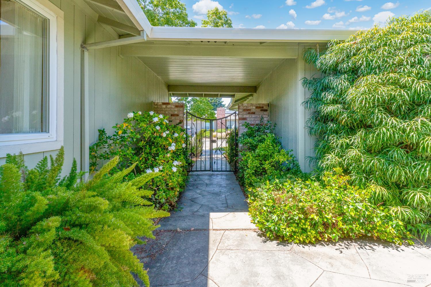 Detail Gallery Image 4 of 52 For 160 Oak Shadow Dr, Santa Rosa,  CA 95409 - 3 Beds | 2 Baths