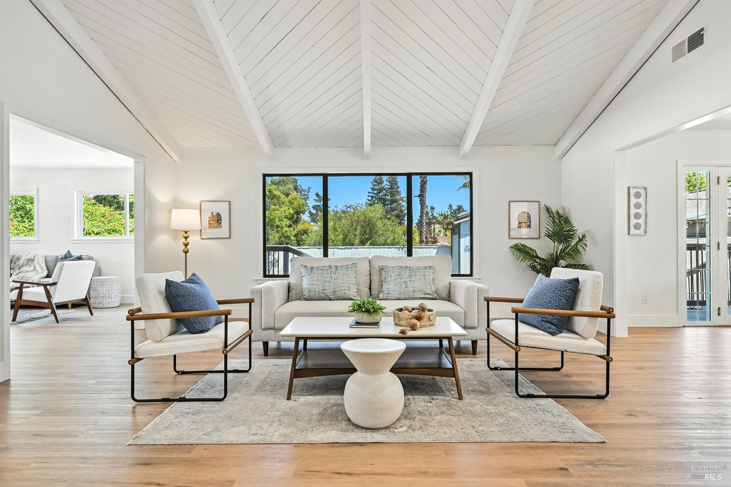 Detail Gallery Image 7 of 41 For 15 Arbor Cir, Novato,  CA 94947 - 5 Beds | 3 Baths