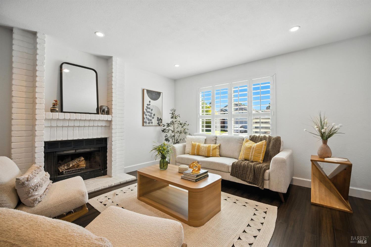 Detail Gallery Image 5 of 32 For 104 Banff Way, Petaluma,  CA 94954 - 4 Beds | 2/1 Baths