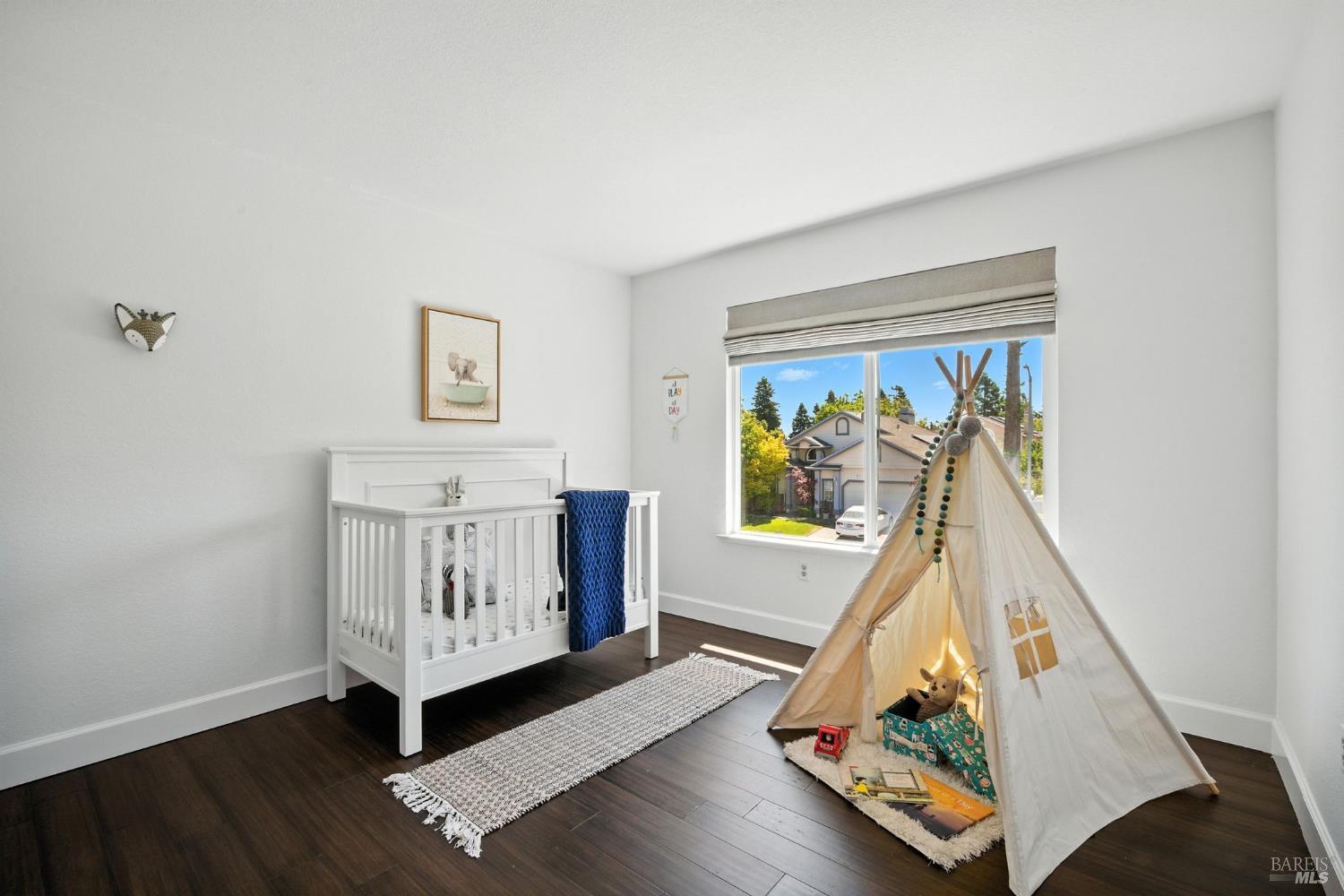 Detail Gallery Image 15 of 32 For 104 Banff Way, Petaluma,  CA 94954 - 4 Beds | 2/1 Baths