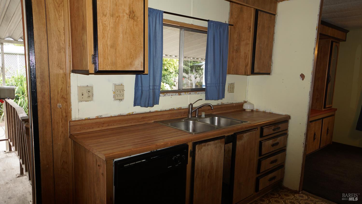 Detail Gallery Image 4 of 5 For 5761 Edmund Ave, Santa Rosa,  CA 95403 - 2 Beds | 2 Baths