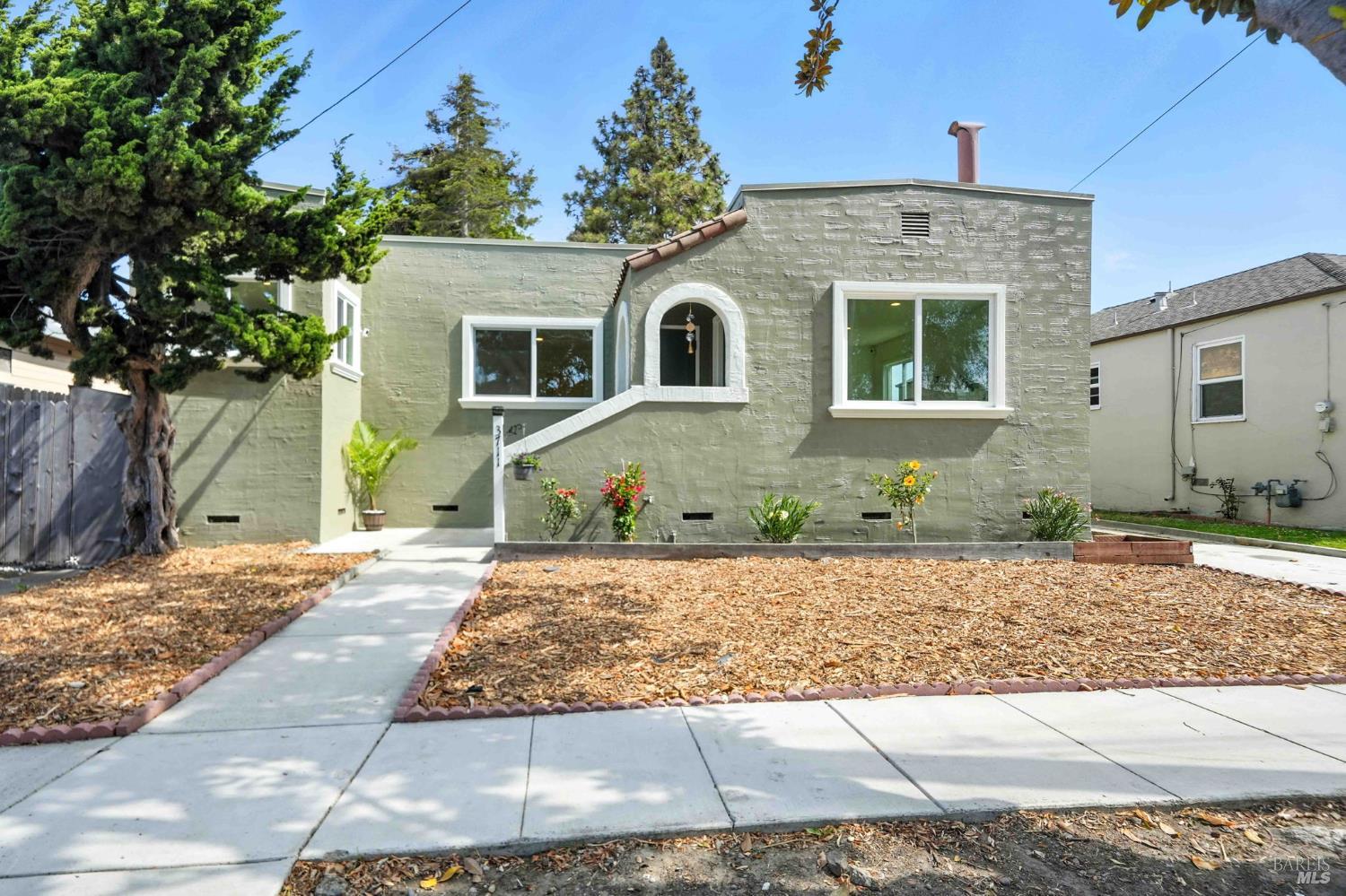 Detail Gallery Image 1 of 28 For 3711 Garvin Ave, Richmond,  CA 94805 - 2 Beds | 1 Baths