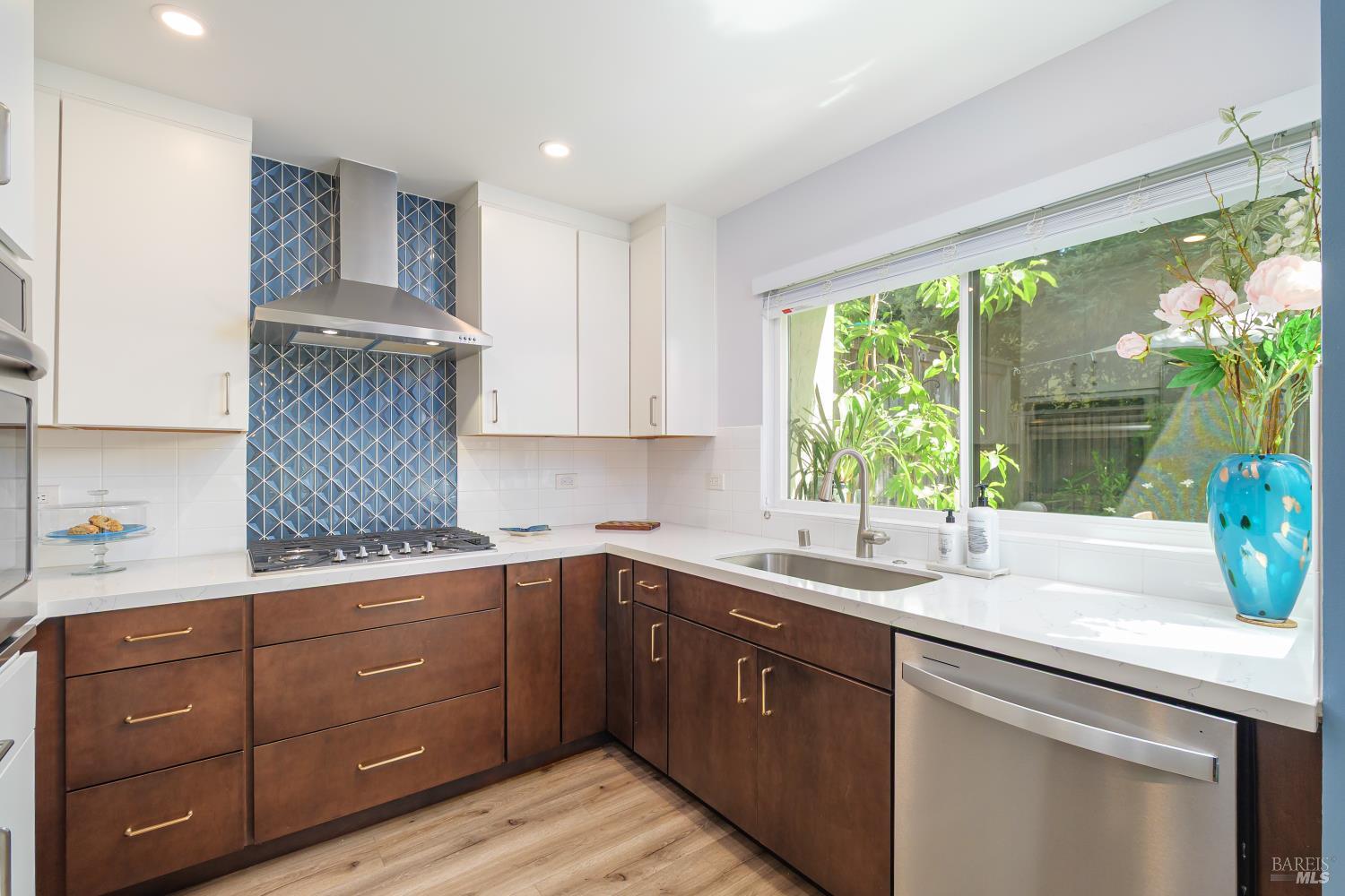 Detail Gallery Image 1 of 30 For 86 Sequoia Glen Ln, Novato,  CA 94947 - 2 Beds | 1/1 Baths