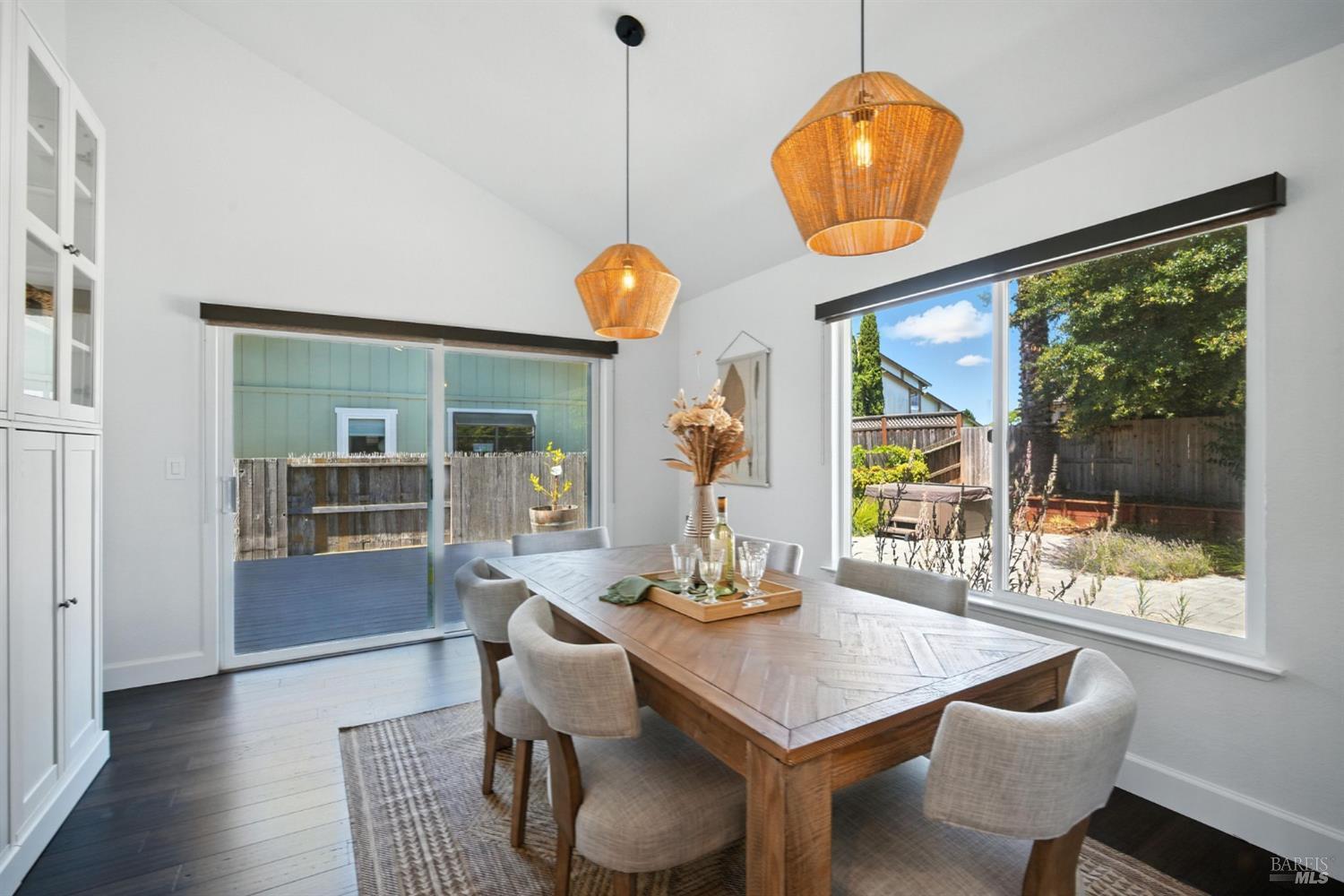 Detail Gallery Image 10 of 32 For 104 Banff Way, Petaluma,  CA 94954 - 4 Beds | 2/1 Baths