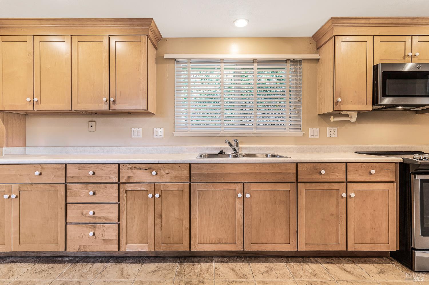 Detail Gallery Image 11 of 52 For 160 Oak Shadow Dr, Santa Rosa,  CA 95409 - 3 Beds | 2 Baths