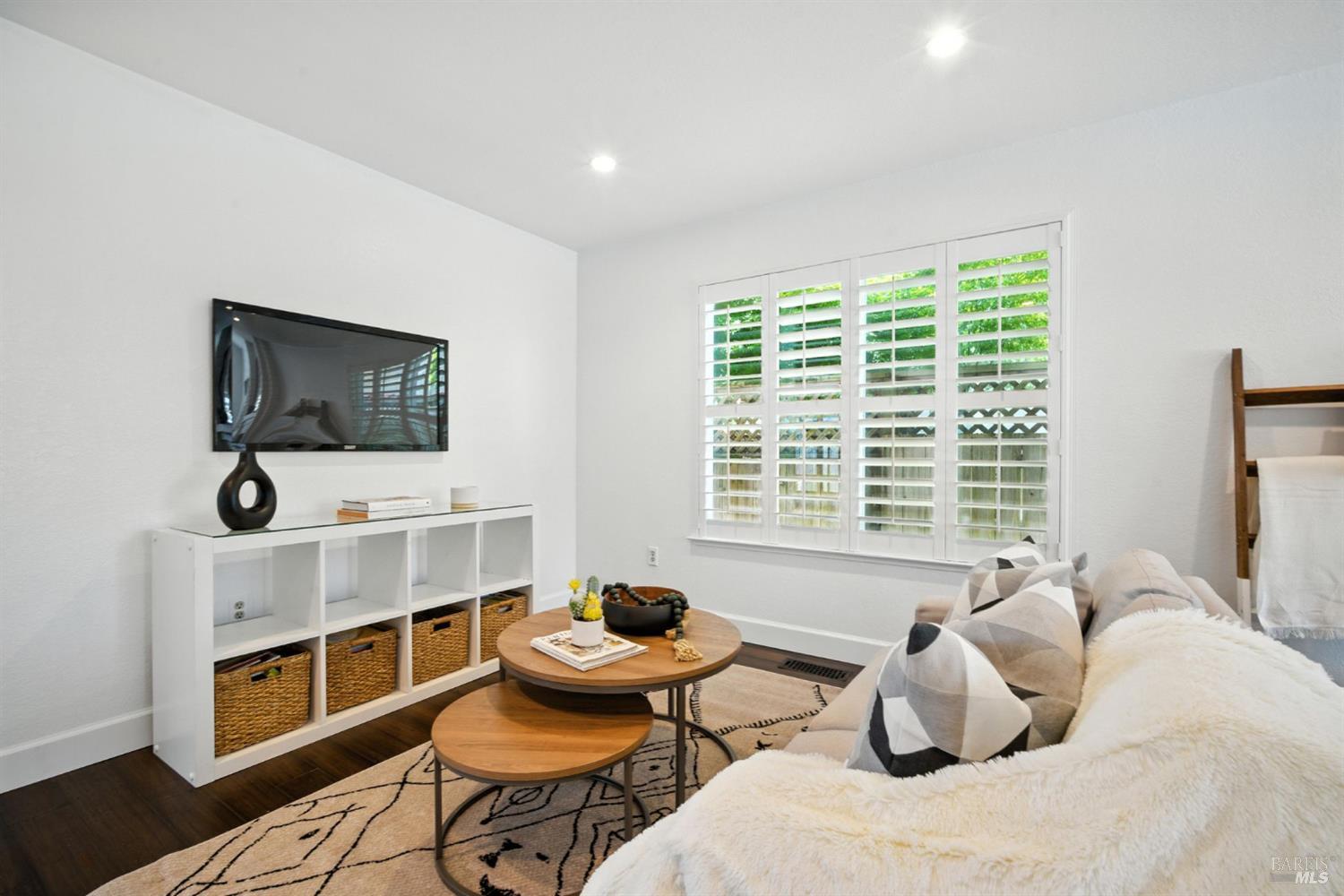 Detail Gallery Image 14 of 32 For 104 Banff Way, Petaluma,  CA 94954 - 4 Beds | 2/1 Baths