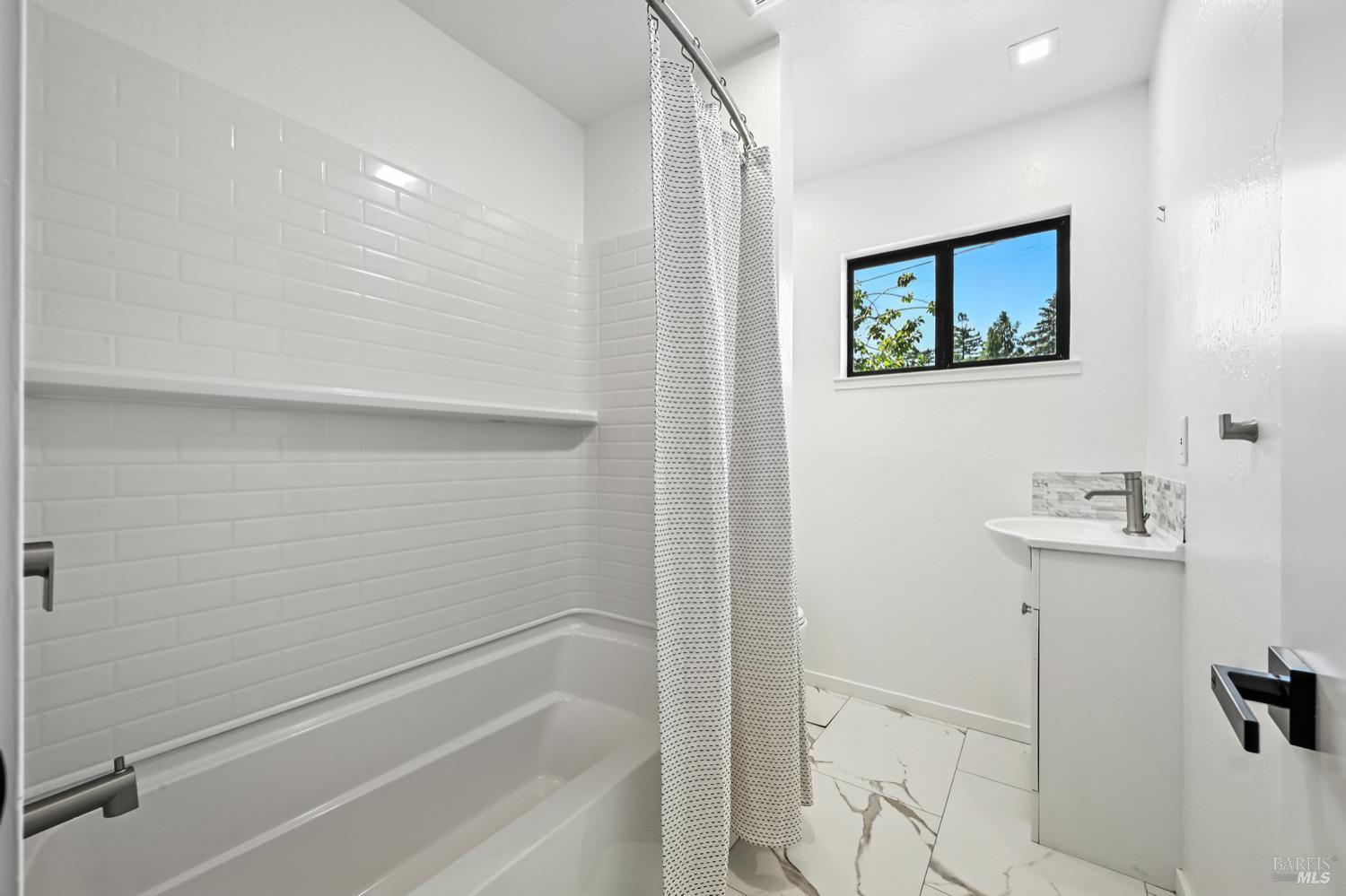 Detail Gallery Image 21 of 41 For 15 Arbor Cir, Novato,  CA 94947 - 5 Beds | 3 Baths