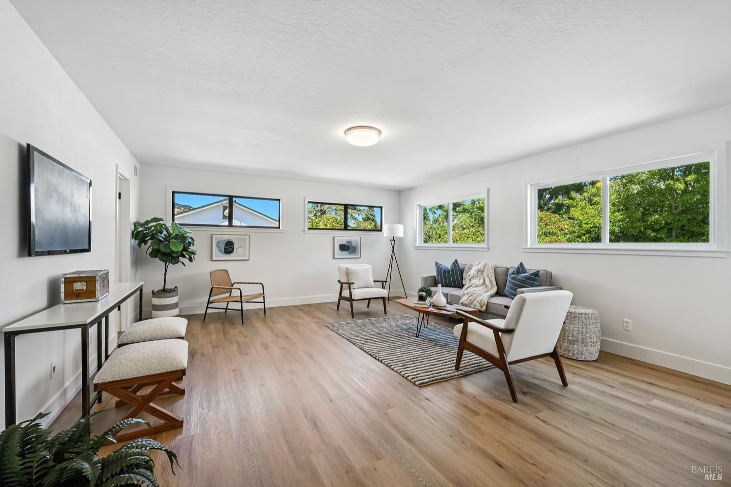 Detail Gallery Image 16 of 41 For 15 Arbor Cir, Novato,  CA 94947 - 5 Beds | 3 Baths