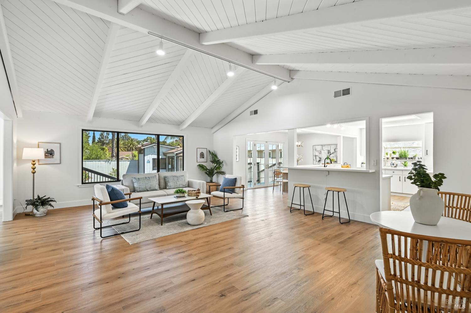 Detail Gallery Image 6 of 41 For 15 Arbor Cir, Novato,  CA 94947 - 5 Beds | 3 Baths