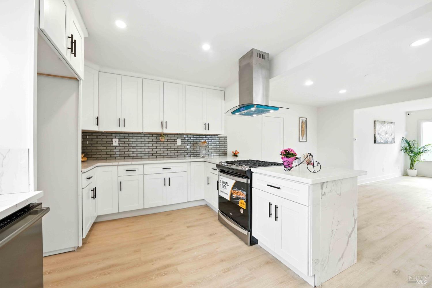 Detail Gallery Image 8 of 28 For 3711 Garvin Ave, Richmond,  CA 94805 - 2 Beds | 1 Baths
