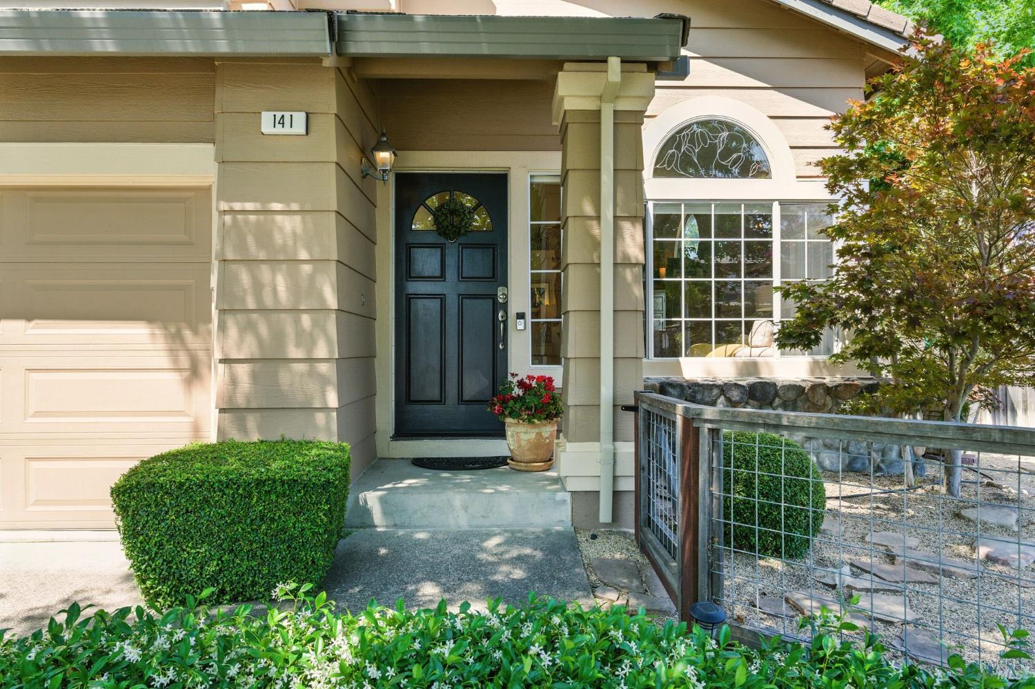 Detail Gallery Image 2 of 53 For 141 Flametree Cir, Windsor,  CA 95492 - 4 Beds | 3 Baths