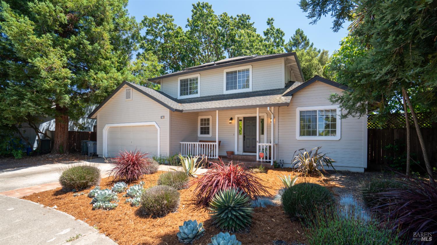 Detail Gallery Image 2 of 43 For 2318 S Hampton Cir, Santa Rosa,  CA 95401 - 4 Beds | 3 Baths