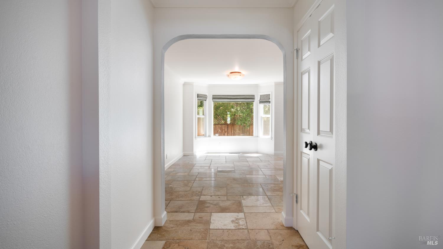 Detail Gallery Image 10 of 43 For 2318 S Hampton Cir, Santa Rosa,  CA 95401 - 4 Beds | 3 Baths