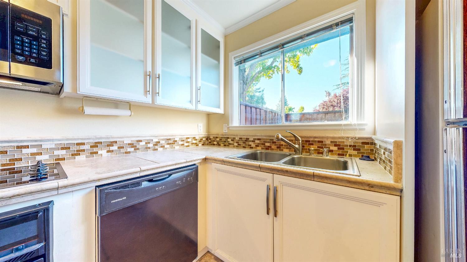 Detail Gallery Image 12 of 56 For 510 Racquet Club Cir, Rohnert Park,  CA 94928 - 3 Beds | 1/1 Baths