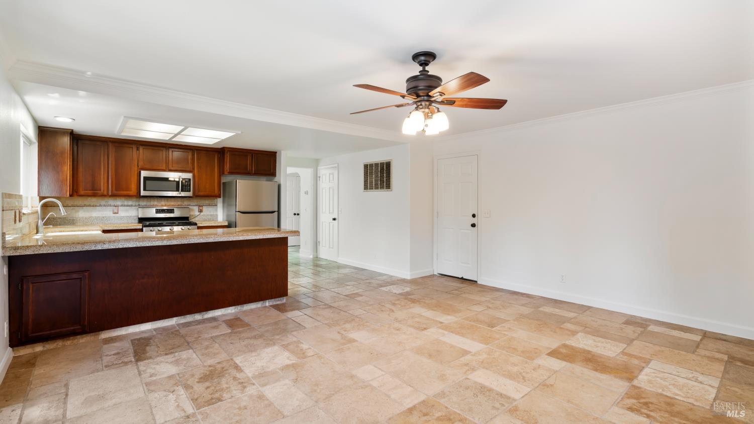 Detail Gallery Image 21 of 43 For 2318 S Hampton Cir, Santa Rosa,  CA 95401 - 4 Beds | 3 Baths