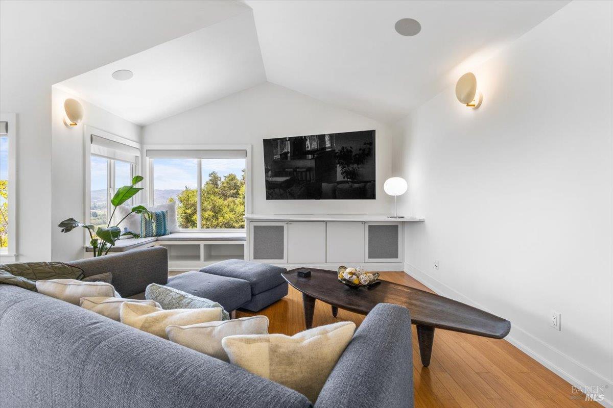 Detail Gallery Image 9 of 58 For 1831 Madrone Ave, Healdsburg,  CA 95448 - 3 Beds | 2/1 Baths